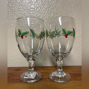 A set of 2 Greenbrier Intl. Holly Berry Glass Goblet Christmas 16Oz.